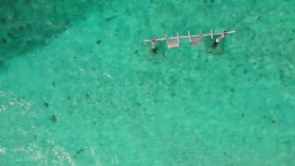 Vista aérea del columpio en Maldivas océano claro, olas y luz solar — Vídeos de Stock