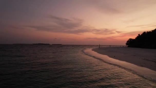 Gimbal shot van Malediven zonsondergang boven de nacht oceaan en violette hemel met zandstrand — Stockvideo