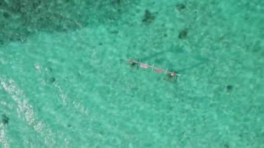 Maldivler 'in en üst manzarası açık okyanus, dalgalar ve güneş ışığı.