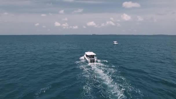 Top vista tiro de barco branco flutuar no Oceano Índico em Maldivas, horizonte — Vídeo de Stock