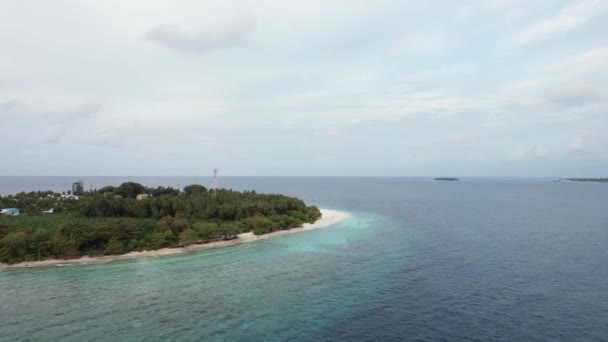 Drone inclinato sopra la piccola isola, l'atollo delle Maldive e l'Oceano Indiano con skyline — Video Stock