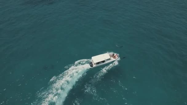 Dron záběr bílého člunu plout v Indickém oceánu na Maledivách, vlny a pěny — Stock video