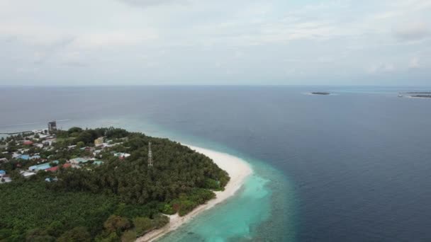 Drone volare sopra piccola isola, atollo delle Maldive e l'Oceano Indiano con skyline — Video Stock