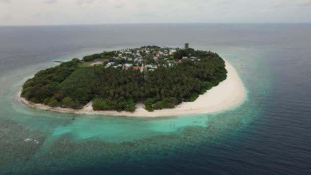 Drone top view of Maldvies atoll and Indian Ocean with skyline — Stock Video