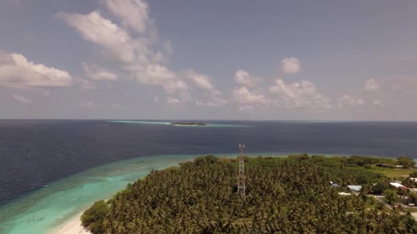 Drone inclinazione verso il basso atollo Maldvies e l'Oceano Indiano sotto il tempo nuvoloso — Video Stock