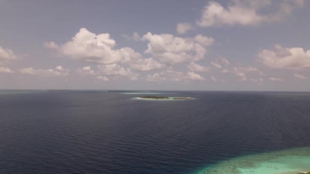 Drone vliegen over oceaanwater, skyline en wolken in de Malediven — Stockvideo