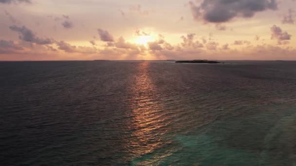Drone vista de Maldivas puesta de sol sobre el océano tranquilo, el cielo panorámico y la isla — Vídeo de stock