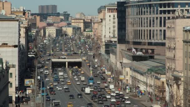 MOSCOW - MARS 22: Moskva trafik längs Garden Ring, känd som Sadovoe Ring väg nära Smolenskaja torget på MARS 22, 2022 i Moskva, Ryssland. Trafiken i Moskva. Realtidsvideo på dagtid. — Stockvideo