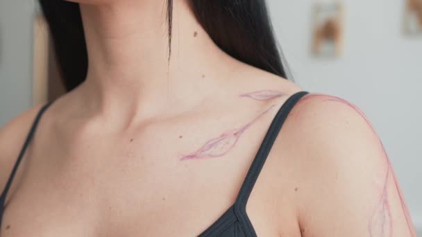 Una tecnica del tatuaggio a mano libera viene disegnata sulla mano dei clienti, schizzo direttamente sulla pelle con marcatori invece di trasferire uno stencil, in tempo reale — Video Stock