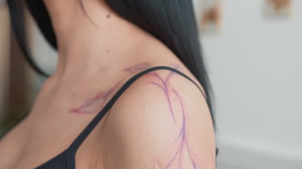 Een freehand tattoo techniek wordt getekend op de hand van de klant, schets direct op de huid met markers in plaats van het overbrengen van een stencil, real time — Stockvideo