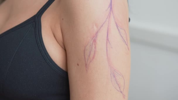 Une technique de tatouage à main levée est dessinée sur la main du client, esquisse directement sur la peau avec des marqueurs au lieu de transférer un pochoir, en temps réel — Video