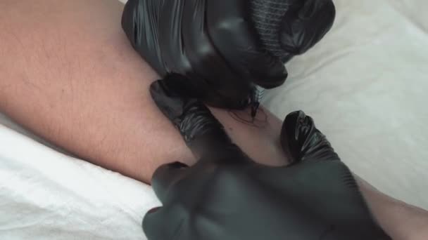 Processo di creazione e manutenzione del tatuaggio, in tempo reale — Video Stock