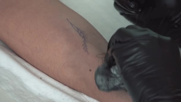 Процесс создания и обслуживания татуировок, в режиме реального времени — стоковое видео