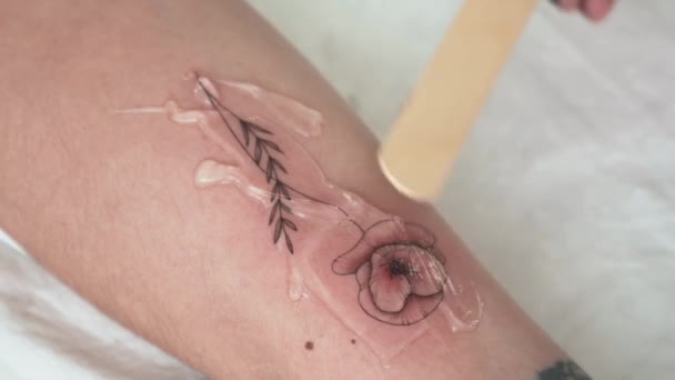 Tattoo creatie proces en onderhoud, real time — Stockvideo