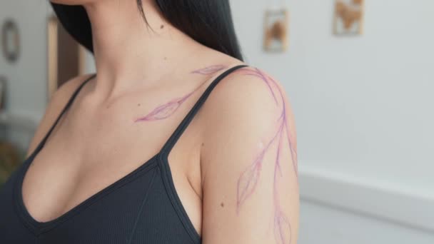 Uma técnica de tatuagem à mão livre é desenhada na mão dos clientes, esboço diretamente na pele com marcadores em vez de transferir um estêncil, em tempo real — Vídeo de Stock