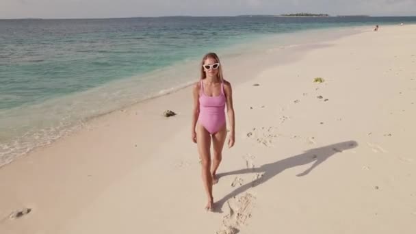 Mujer en traje de baño caminando en una costa de playa, Maldivas — Vídeos de Stock