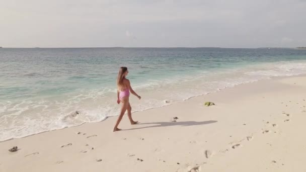 Mujer en traje de baño caminando en una costa de la playa, Maldivas isla — Vídeos de Stock