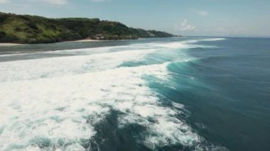 Bali 'nin kıyı şeridi boyunca, okyanus, kumlar ve yeşil kıyıları boyunca havadan çekim