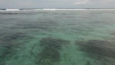İHA 'nın hava görüntüsü ileri kayıyor. Sörf noktası ve okyanus kapatma dalgası. Ufuk dronu atışı