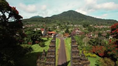 Hindu geçit girişinin hava görüntüsü, tepelere doğru uçan bir dron. Bali, Endonezya. Resimli manzara ve yola bak..