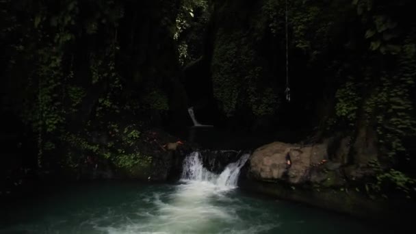 Водопад в Индонезии. Бали. Задний выстрел дрона. Вид с воздуха. — стоковое видео