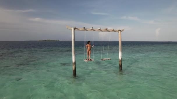 Drone πλάνο της γυναίκας και ταλάντευση στις Μαλδίβες, κύματα και πανοραμική θέα — Αρχείο Βίντεο