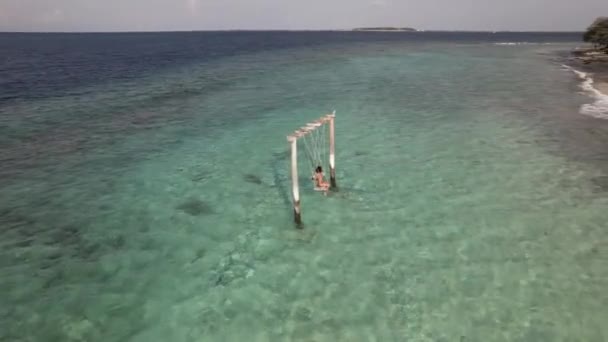 Dron strzał kobiety i huśtawka na Malediwach, fale i widok panoramiczny — Wideo stockowe