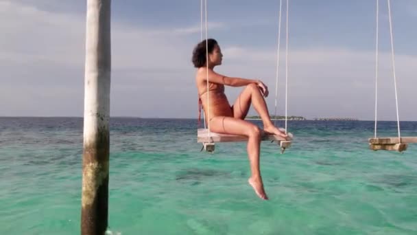 Prise Vue Aérienne Jeune Femme Détendre Sur Swing Dans Eau — Video