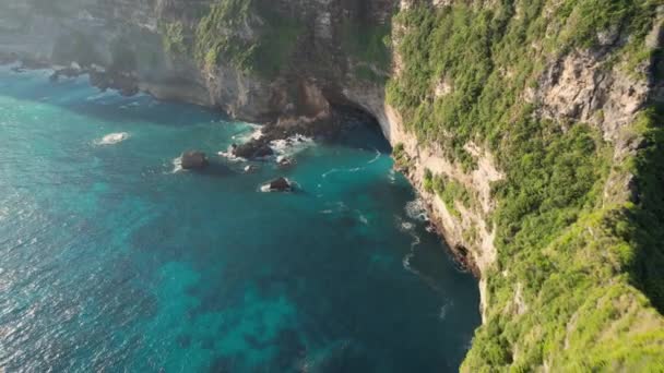 Drone Aéreo Hacia Atrás Disparado Acantilado Isla Tropical Nusapenida Fondo — Vídeos de Stock