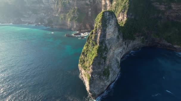在热带岛屿努沙佩尼达的悬崖边 一架向后飞行的无人驾驶飞机拍了下来 高质量的4K镜头 — 图库视频影像