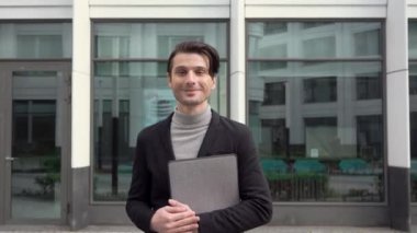 Pozitif Genç İş Adamı 'nın Başparmaklarını kaldırırken portresi. Şehir merkezi, ofis bölgesi.