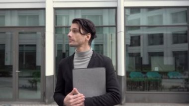 Pozitif Genç İş Adamı 'nın Başparmaklarını kaldırırken portresi. Şehir merkezi, ofis bölgesi.