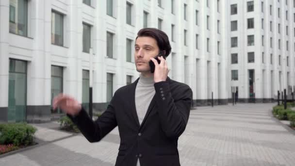 Pohledný Podnikatel Vůdce Výkonný Šéf Mluví Obchodním Partnerem Mobilním Telefonu — Stock video