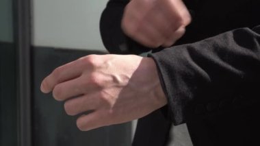 Yakından, bir işadamı akıllı adamı kontrol eder. Ceket resmi kıyafet