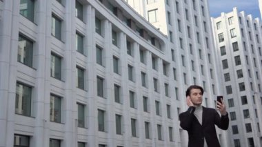 Yakışıklı iş adamı yönetici patron iş ortağıyla telefonda konuşuyor. Video konferans çağrısı kavramı