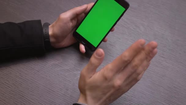 Закройте Смартфон Зеленым Экраном Хроматический Ключ Телефоне Руки Помощью Устройства — стоковое видео