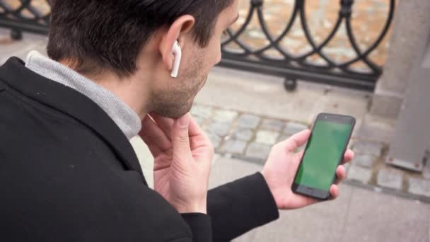 Homme Affaires Utilisant Smartphone Avec Écran Vert Clé Chromatique Écouteurs — Video