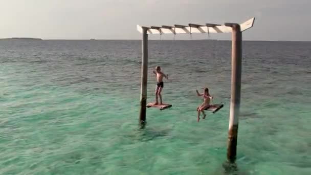 Foto Aerea Ragazzo Ragazza Che Dondolano Nell Acqua Dell Oceano — Video Stock