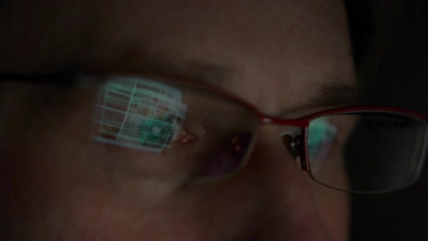 Мужские Глаза Очках Поздно Ночью Прокручиваются Перед Ноутбуком Кодер Программист — стоковое видео