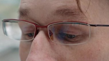 Ofiste çalışan takım elbiseli iş adamının portresi, uluslararası danışmanlık konsepti.