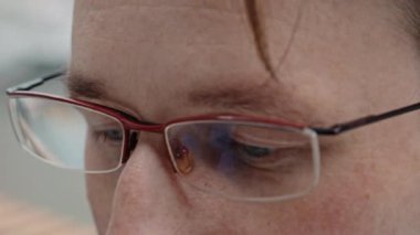 Ofiste çalışan takım elbiseli iş adamının portresi, uluslararası danışmanlık konsepti.