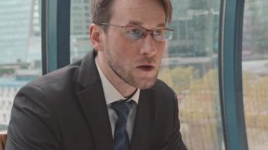 İşadamı dizüstü bilgisayar, sindirme alanı, arka planda şehir, yağmurlu sonbahar havası kullanıyor..