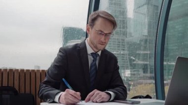 İş adamı not alıyor ya da kontrat imzalıyor, kalem ve belge, resmi ceketli adam. Elini kapat..