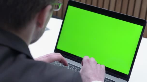 Через Плечо Снимок Бизнесмена Печатающего Ноутбуке Смотрящего Зеленый Экран Офисный — стоковое видео