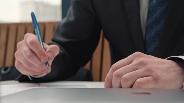 Empresario Tomando Notas Firmando Contrato Pluma Documento Hombre Chaqueta Formal — Vídeos de Stock