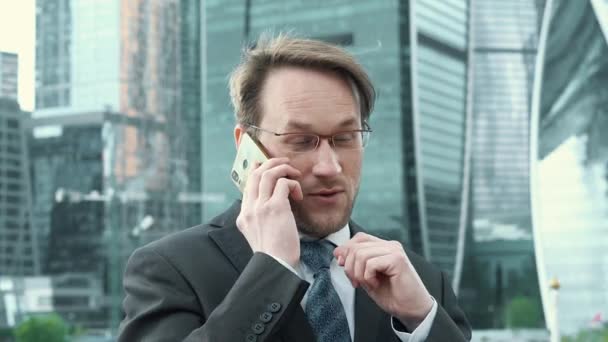 Handsome Businessman Leader Executive Boss Talking Business Partner Mobile Phone — Stock Video