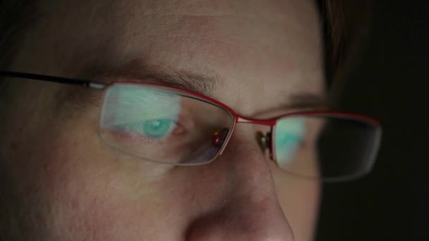 Мужские Глаза Очках Поздно Ночью Прокручиваются Перед Ноутбуком Кодер Программист — стоковое видео