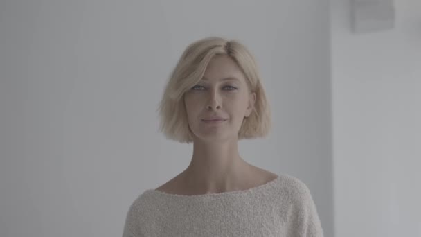 Portrait Beautiful Caucasian Woman Blonde Hair Looking Camera Tutup — Stok Video