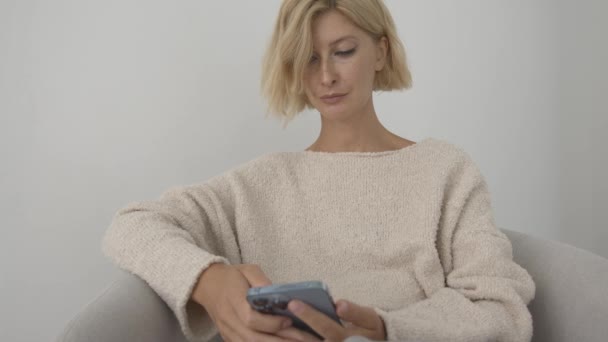 Vrouw Handen Houden Het Gebruik Van Smartphone Woonkamer Witte Kamer — Stockvideo