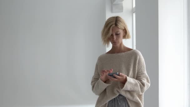 Vooraanzicht Portret Vrouw Handen Houden Het Gebruik Van Smartphone Woonkamer — Stockvideo